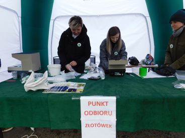 W Lututowie ustanowili rekord w najdłuższej linii z monet - do nietypowej akcji charytatywnej zaprosił Rejonowy Bank Spółdzielczy
